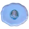 Foto de um(a) Antigo Prato De Parede Bandeja Medalhão Porcelana Italiana, da categoria de Pratos Decorativos. Lindo, grande e em perfeito estado.Pintura feita à mão, assinado. Medidas 23x25cm. Vendido no marketplace Trésors.