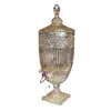 Foto de um(a) Suqueira Dispensador de Bebidas em Vidro Âmbar Canelado com Torneira e Tampa, da categoria de Garrafas, potes e jarros. Adicione um toque de elegância clássica e sofisticação aos seus eventos ou à decoração da sua casa com esta magnífica peça... Vendido no marketplace Trésors.