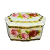 Foto de um(a) Antiga Caixa Decorativa Porta Jóias Porcelana Alemã, da categoria de Porta-Jóias. Antiga e fina caixa porta jóias em porcelana alemã, decoração de rosas pintadas à mão e acabamento com filetes de ouro.... Vendido no marketplace Trésors.