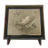 Foto de um(a) Antigo Raro Quadro De Mesa Japonês Caixa Oriental Minogame, da categoria de Objetos decorativos. Curioso quadro de mesa em metal dourado de excelente qualidade, lindo brilho natural e ótima fundição, com bastante riqueza... Vendido no marketplace Trésors.