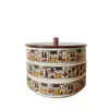 Foto de um(a) Marmiteiro de porcelana, da categoria de Garrafas, potes e jarros. Marmiteiro em porcelana e tampa em madeira, com 3 andares. * Um dos recipientes apresenta um fio de cabelo 17 cm de diâmetro... Vendido no marketplace Trésors.