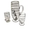 Foto de um(a) Conjunto Jarra e Copos em Vidro e Ouro Anos 50, da categoria de Jogos de taças e copos. Jarra de vidro com filetes em ouro da década de 1950, com dois copos. A: 25,5 cm / Diâmetro: 10 cmCopos: A 13 cm /... Vendido no marketplace Trésors.
