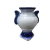 Foto de um(a) Vaso Borrão Anos 60, da categoria de Vasos. Vaso borrão com alças, sem marca do fabricante e com marcas do tempo mas sem tirar sua beleza, década de 1960.A: 19,5 cm /... Vendido no marketplace Trésors.