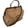 Foto de um(a) Bolsa Valise Anos 80, da categoria de Bolsas. Bolsa em couro pespontado na cor bege e alça em metal dourado, tipo valise, década de 1989. A: 32cm L: 34cm P: 13cm Peso:... Vendido no marketplace Trésors.