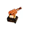 Foto de um(a) Caixinha de Porcelana Violino, Década de 2000, da categoria de Cestos e Caixas. Caixa em porcelana policromada com fecho em latão oxidado, década de 2000.A: 7,3 cm L: 4,8 cm P: 3,3 cm peso: 70g. Vendido no marketplace Trésors.