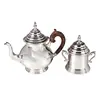 Foto de um(a) Elegante Conjunto de Chá em Metal Espessurado a Prata Estilo Art Déco - 2 pçs, da categoria de Conjuntos de café e chá. Sofisticado conjunto composto por bule e açucareiro, perfeito para colecionadores, amantes de antiguidades ou para quem... Vendido no marketplace Trésors.