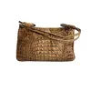 Foto de um(a) Bolsa Caramel Croco Anos 70, da categoria de Bolsas. Bolsa e alças em couro de crocodilo na cor caramelo, década de 1970. A: 22 cm L: 35 cm P: 8 cm Peso: 550 g. Vendido no marketplace Trésors.