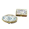 Foto de um(a) Combo Caixinhas de Metal Azulejo Português, da categoria de Cestos e Caixas. Combo de duas caixas de metal com estampa de azulejos portugueses: uma porta comprimidos e outra caixa de costura, década de... Vendido no marketplace Trésors.