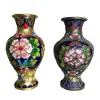 Foto de um(a) Antigo Par De Pequenos Vasos Bronze Cloisonné Esmaltados Mão, da categoria de Vasos. Antigo e delicado par de pequenos vasinhos em bronze Cloisonné, esmaltados à mão.Medem aprox 10cm de altura. Vendido no marketplace Trésors.