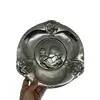 Foto de um(a) Antigo Prato Medalhão Centro De Mesa Prata Art Nouveau Wmf, da categoria de Pratos Decorativos. Antigo prato medalhão/centro de mesa em metal espessurado a prata da famosa manufatura wmf. Linda cena de mãe com criança.... Vendido no marketplace Trésors.