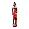 Foto de um(a) Escultura Africana Anos 80, da categoria de Escultura. Escultua africana em madeira policromada com missangas e sementes, década de 1980. A: 30 cm / L: 6,5 cm / P: 4 cm Peso: 248 g. Vendido no marketplace Trésors.