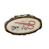 Foto de um(a) Costureiro de Bolsa Anos 80, da categoria de Outros colecionáveis. Costureiro de bolsa em caixa de metal dourado com tampa em acrílico policromado. Compondo o kit com material de costura de... Vendido no marketplace Trésors.