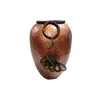 Foto de um(a) Vaso em Alumínio Repuxado e Pátina Cobre, Década de 1980, da categoria de Vasos. Vaso em alumínio repuxado com pátina cobre envelhecida .com acabamento em trama de couro e pendente em latão, década de... Vendido no marketplace Trésors.