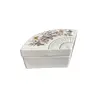 Foto de um(a) Antiga Rara Caixinha Decorativa Porcelana Americana Avon, da categoria de Cestos e Caixas. Antiga caixinha decorativa ou porta joias em porcelana americana, manufatura avon. Catalogada de 1980. Lindo formato e... Vendido no marketplace Trésors.