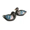 Foto de um(a) Antigo Par Pequenas Esculturas De Patinhos Em Cloisonné, da categoria de Escultura. Lindas peçinhas feitas à mão, par de patinhos em cloisonnéMedida 6cm cada. Vendido no marketplace Trésors.