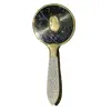 Foto de um(a) Escova de Mão Anos 40, da categoria de Outros colecionáveis. Escova de mão em latão com cerdas de crina e cabo em acrílico trabalhado, década de 1940 A: 21,5 cm D: 9,5 cm Peso: 133 g. Vendido no marketplace Trésors.