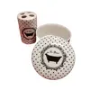 Foto de um(a) Combo Utensílios para Banheiro em Porcelana Branca e Poá, da categoria de Organizadores. Kit de utensílios para banheiro em porcelana branca com poá preto e gravura le bain. Inclui porta escova de dentes e pote... Vendido no marketplace Trésors.
