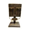 Foto de um(a) Escultura Africana em Madeira, Conchas, Sisal, Década de 1980, da categoria de Escultura. Escultura africana em madeira, conchas, sisal. Base também em madeira, década de 1980.Mede 46cm de altura, 24cm de largura e... Vendido no marketplace Trésors.