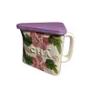 Foto de um(a) Jarra de Chá Anos 70, da categoria de Jarros. Jarra de chá em cerâmica esmaltada e policromada com motivo floral, tampa em acrílico e uma peneirinha. Tendo como... Vendido no marketplace Trésors.