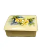 Foto de um(a) Caixa em Porcelana Floral, Década de 1980, da categoria de Cestos e Caixas. Caixa de porcelana policromada com motivo floral pintado à mão. Assinada por magali, 1984 e ainda com etiqueta de papel. A:... Vendido no marketplace Trésors.