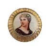 Foto de um(a) Peso de Papel Victorian, da categoria de Pesos de papel. Peso de papel em vidro com decoupage vitoriana e fundo com folha de ouro. Peça única pelo designer Marcelus RibasDiâmetro:... Vendido no marketplace Trésors.