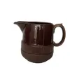 Foto de um(a) Jarra Esmaltada em Terracota, Déc. 1940, da categoria de Garrafas, potes e jarros. Jarra esmaltada em terracota marrom com relevo na parte de baixo, década de 1940. A: 16cm / D: 15cm Peso: 910g. Vendido no marketplace Trésors.