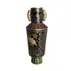 Foto de um(a) Antigo Pequeno Vaso Em Bronze Cloisonné, da categoria de Vasos. Antigo pequeno vaso com alças, em bronze cloisonné feito à mão. Impecável.Altura 11cm. Vendido no marketplace Trésors.