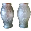 Foto de um(a) Antigo Par De Vasos Art Deco Em Vidro Francês Satiné, da categoria de Vasos. Antigo e lindo par de vasos em vidro satiné francês, ricamente moldados e prensados com flores em relevo. Período Art Deco.... Vendido no marketplace Trésors.