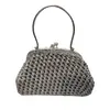 Foto de um(a) Bolsa Crochê Party, Década de 1940, da categoria de Bolsas. Bolsa de festa em crochê com linha prata e fecho de metal com detalhes em baixo relevo e alça também em metal, década de... Vendido no marketplace Trésors.