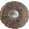 Foto de um(a) Antigo Centro De Mesa Em Cristal Francês Com Cenas Galantes, da categoria de Centro de mesa. Cristal francês com linda pintura de damas antigas feita à mão. Em perfeito estado!Diâmetro: 29cm. Vendido no marketplace Trésors.