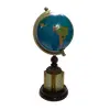 Foto de um(a) Globo Dourado Vintage, da categoria de Globos. Globo terrestre em latão, alumínio e madeira, com pegada vintage. Peça única pelo designer marcelus ribas. A: 33cm / D: 13cm... Vendido no marketplace Trésors.
