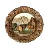 Foto de um(a) Prato em Gesso, Joinville-Santa, Década de 1940, da categoria de Pratos Decorativos. Prato em gesso policromado com pintura em relevo, típica alemã, e moldura com arabescos em dourado envelhecido. Com... Vendido no marketplace Trésors.