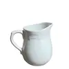 Foto de um(a) Cremeira Porcelana Branca, Década de 1970, da categoria de Cremeiras. Cremeira em porcelana branca lisa com relevo em toda a volta, década de 1970 sem marca do fabricante A: 10 cmL alça até o... Vendido no marketplace Trésors.