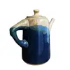 Foto de um(a) Bule Cerâmica Esmaltada anos 80, da categoria de Bules. Bule em cerâmica de alta temperatura nas cores bege e azul cobalto com assinatura no fundo da peça, década de 1980 Mede: 20... Vendido no marketplace Trésors.
