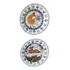 Foto de um(a) Pratos Cerâmica Oxford, Década de 2000, da categoria de Pratos Decorativos. Dois pratos rasos de cerâmica oxford dos anos 2000 com decoupage espanholas de um galo e outro de cervo, com suporte para... Vendido no marketplace Trésors.