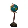 Foto de um(a) Globo Madeira e Latão, da categoria de Globos. Globo terrestre com base em madeira torneada e latão, haste dourada. Peso: 330g A: 44 cm D globo: 13cm D base: 16 cm. Vendido no marketplace Trésors.