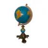 Foto de um(a) Globo Globinho, da categoria de Globos. Globo terrestre de mesa em latão fundido e pátina dourada A: 28cm Peso: 587g. Vendido no marketplace Trésors.