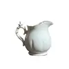 Foto de um(a) Cremeira Porcelana Branca Wolff, Década de 2010, da categoria de Cremeiras. Cremeira em porcelana branca lisa levemente canelada, com filete em ouro na borda e alça e detalhe de rosa na cor rosa,... Vendido no marketplace Trésors.