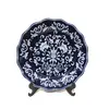 Foto de um(a) Prato em Porcelana Azul e Branca, Década de 1980, da categoria de Pratos Decorativos. Prato em porcelana azul e branca com folhas e arabescos e borda ondulada, bem característico das porcelana turcas, década de... Vendido no marketplace Trésors.