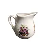 Foto de um(a) Cremeira Flower Anos 60, da categoria de Cremeiras. Cremeira em porcelana com adesivo (figurinha de passar), década de 1969 sem marca de fabricante, comum na época. A: 8 cm /... Vendido no marketplace Trésors.