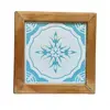Foto de um(a) Descansa Panelas Azulejo anos 80, da categoria de Apoio de panela. Descansa panelas com azulejo azul claro e branco, moldura e pézinhos em madeira clara, década de 1980. Mede: 20 x 20 x 3,5... Vendido no marketplace Trésors.