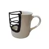 Foto de um(a) Mug Castiçal, da categoria de Castiçais. Castiçal ou palmatória: em porcelana branca com grade em metal suporte para vela em porcelana. Releitura de uma caneca,... Vendido no marketplace Trésors.