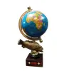 Foto de um(a) Globo Terrestre Latão e Marchetaria anos 70, da categoria de Globos. Globo terrestre de mesa com globo giratório e envelhecido com base de peixe em latão e madeira com marchetaria adesivada... Vendido no marketplace Trésors.