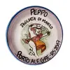 Foto de um(a) Prato Decorativo Peppo Cucina, Porto Alegre, 2017, da categoria de Pratos Decorativos. Prato em cerâmica com nome de restaurante da região sul do país. Peppo cucina, porto alegre, 2009 pintura à mão com design... Vendido no marketplace Trésors.
