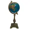 Foto de um(a) Globo Terrestre Latão, da categoria de Globos. Globo latão: globo terrestre com base em latão fundido. Peça única pelo designer Marcelus Ribas.A: 26cm Base: 8 x 8cm Peso:... Vendido no marketplace Trésors.