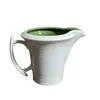 Foto de um(a) Cremeira Porcelana Le Gourmet Italy Style, Década de 2000, da categoria de Cremeiras. Cremeira em porcelana branca canelada na horizontal e porcelana verde militar na parte interna, década de 2000 le gourmet,... Vendido no marketplace Trésors.