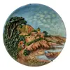 Foto de um(a) Prato Alemão anos 70, da categoria de Pratos Decorativos. Prato de parede em terracota policromada e em relevo, década de 1970, procedência alemã. Diâmetro: 34cm Peso: 1.500kg. Vendido no marketplace Trésors.