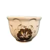 Foto de um(a) Bowl Porcelana Anos 60, da categoria de Tigelas decorativas. Bowl em porcelana bege com flores em dourado, década de 1960 já com o craquelamento devido a idade. A: 11,5 cm / Diametro:... Vendido no marketplace Trésors.