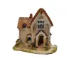 Foto de um(a) Miniatura Casinha em Arquitetura Provençal, Década de 1990, da categoria de Modelos e estatuetas. Miniatura em resina policromada de casa com arquitetura provençal, década de 1990 A: 8 cm L: 10 P: 9,5 cm peso: 210 g. Vendido no marketplace Trésors.