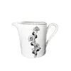 Foto de um(a) Cremeira Floral, Porcelana Real, Década de 1980, da categoria de Cremeiras. Cremeira em porcelana branca com motivo floral na cor preta e filete em prata, marca porcelana real, década de 1980. A: 9... Vendido no marketplace Trésors.